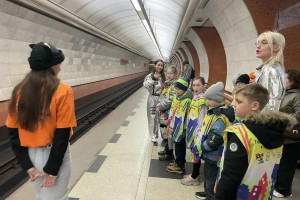 Дети с ментальными нарушениями вышли на реальные станции московского метрополитена, чтобы закрепить изученные алгоритмы поведения на практике.